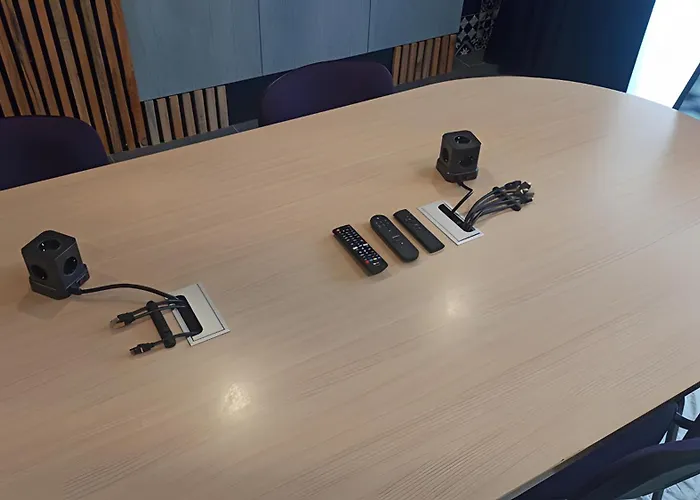 Rez De Jardin & Salle De Reunion *